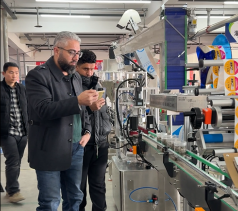 海外客戶考察德仕達智能貼標機場景